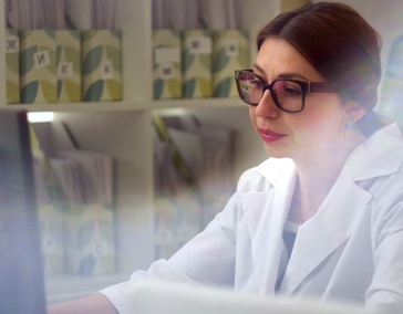 Врач-педиатр в смартфоне